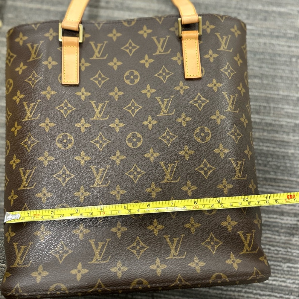 Authentic Louis Vuitton shoulder bag
Measures 13x11x4
Very gently used like new